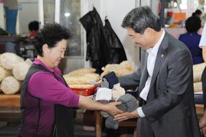 법제처, 추석맞이 공주산성시장 방문 새 창으로 열립니다.