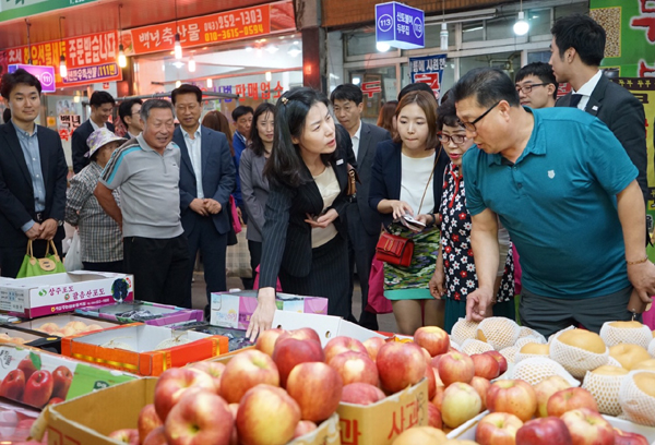 김외숙 법제처장, 추석 명절 맞아 전통시장 방문, 온누리 상품권으로 과일 구입 사진