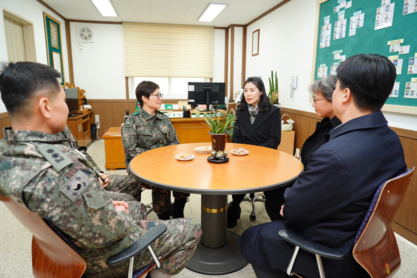 김외숙 법제처장, 수도군단 정보통신단 위문 방문 사진2