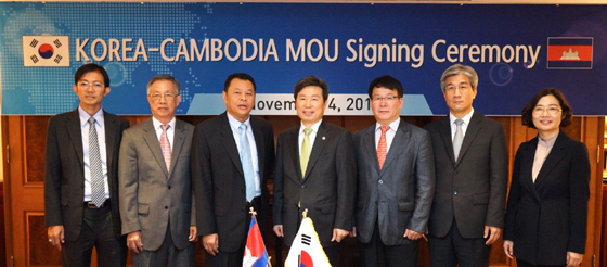 대한민국과 캄보디아 MOU 체계 기념 사진