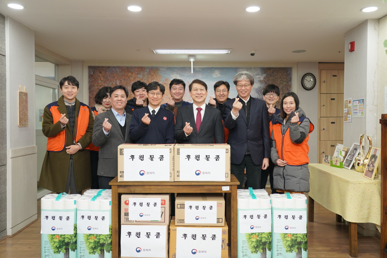 김형연 법제처장과 사회복지시설 관계자들의 기념 단체 사진
