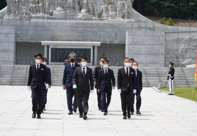 김형연 법제처장과 법제처 직원들 참배하러 가고 있다