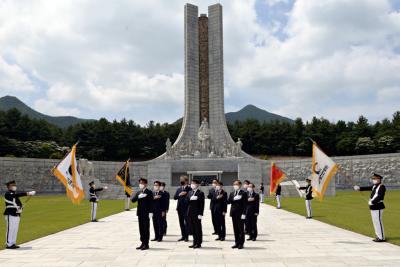 김형연 법제처장과 법제처 직원들 국기에 대한 경례 하는 모습